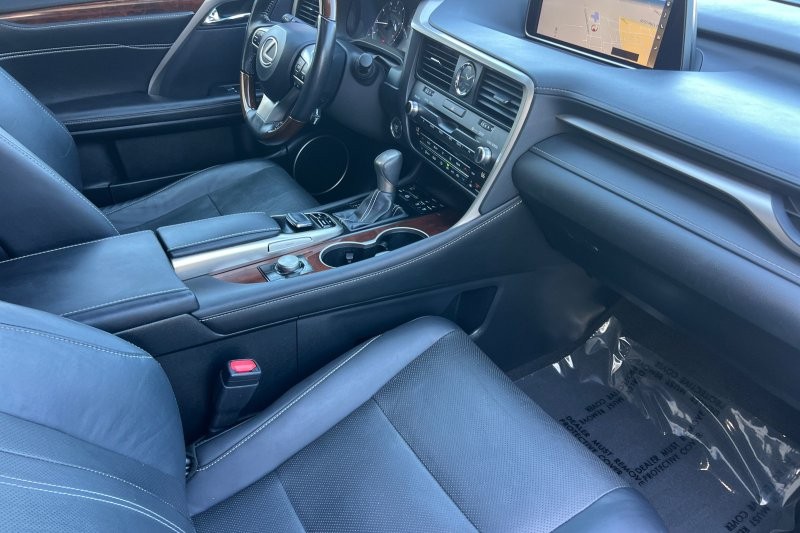 Lexus RX Vehicle Full-screen Gallery Image 16
