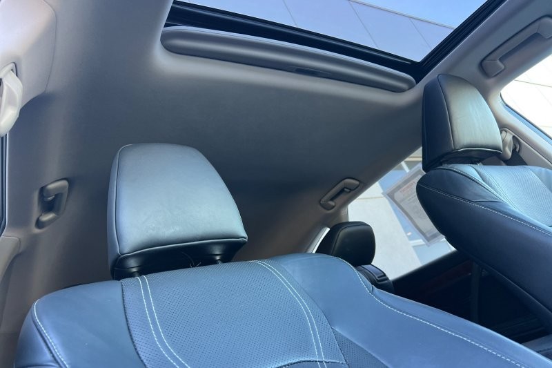 Lexus RX Vehicle Full-screen Gallery Image 17