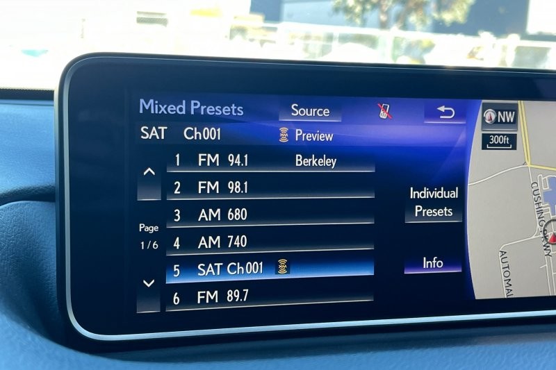 Lexus RX Vehicle Full-screen Gallery Image 18