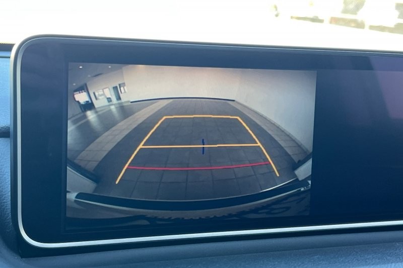 Lexus RX Vehicle Full-screen Gallery Image 20
