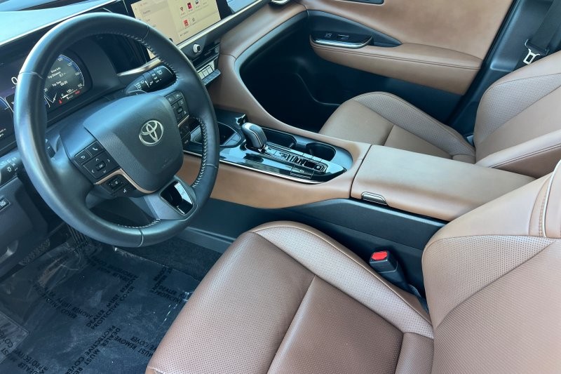Toyota Crown Signia Vehicle Full-screen Gallery Image 10