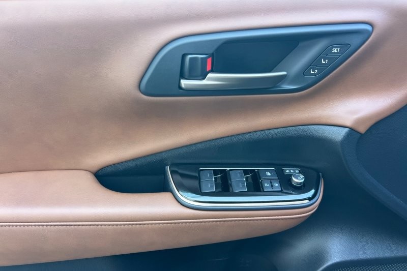 Toyota Crown Signia Vehicle Full-screen Gallery Image 11
