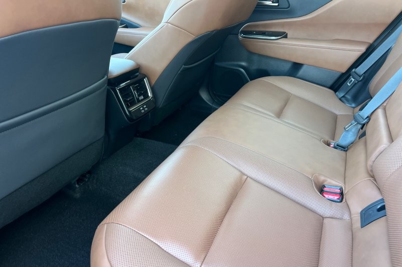 Toyota Crown Signia Vehicle Full-screen Gallery Image 12