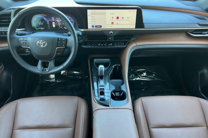 Toyota Crown Signia Vehicle Full-screen Gallery Image 13
