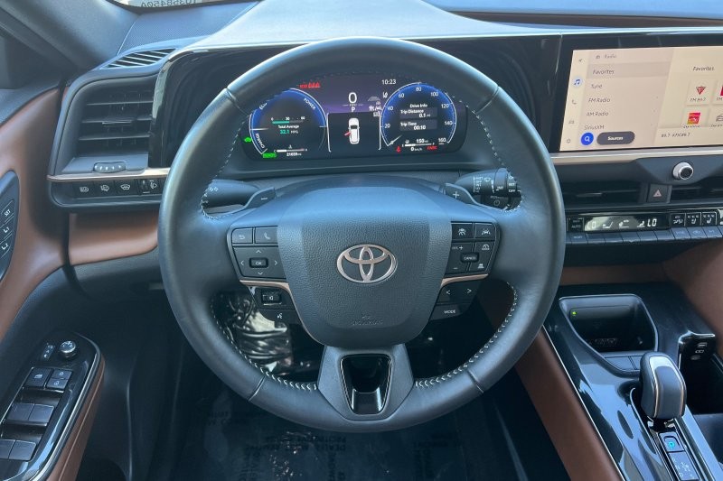 Toyota Crown Signia Vehicle Full-screen Gallery Image 14