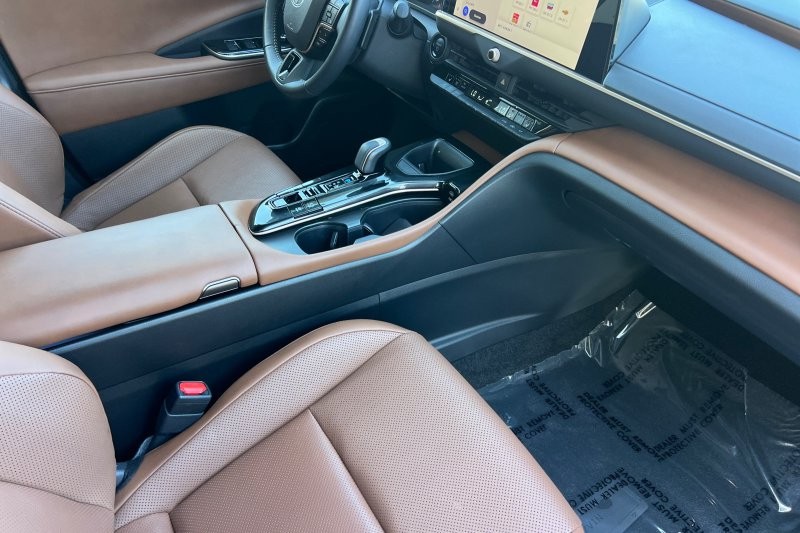 Toyota Crown Signia Vehicle Full-screen Gallery Image 16