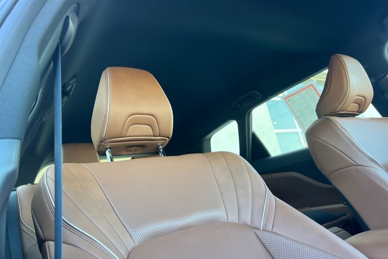 Toyota Crown Signia Vehicle Full-screen Gallery Image 17