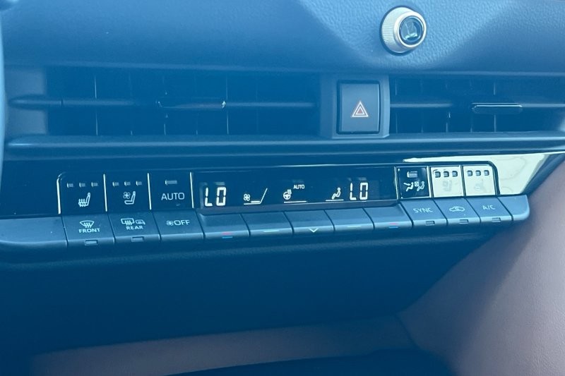 Toyota Crown Signia Vehicle Full-screen Gallery Image 20