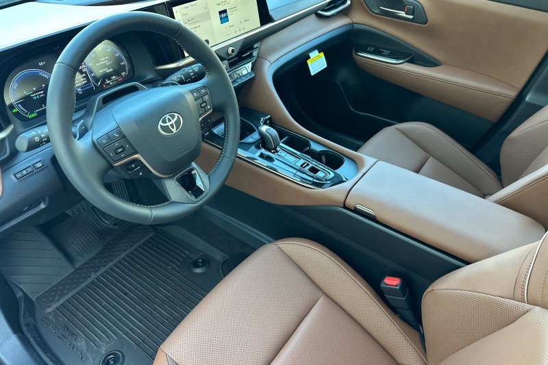 Toyota Crown Signia Vehicle Full-screen Gallery Image 10