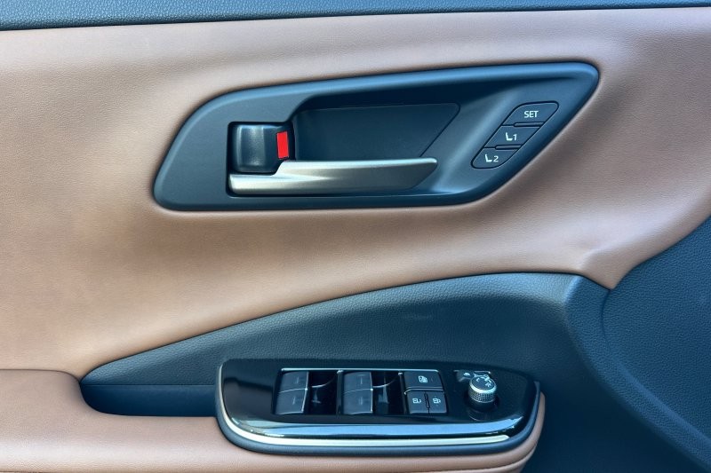 Toyota Crown Signia Vehicle Full-screen Gallery Image 11