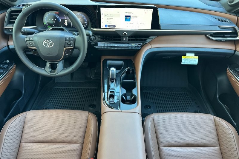 Toyota Crown Signia Vehicle Full-screen Gallery Image 12