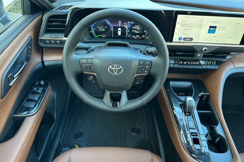 Toyota Crown Signia Vehicle Full-screen Gallery Image 13