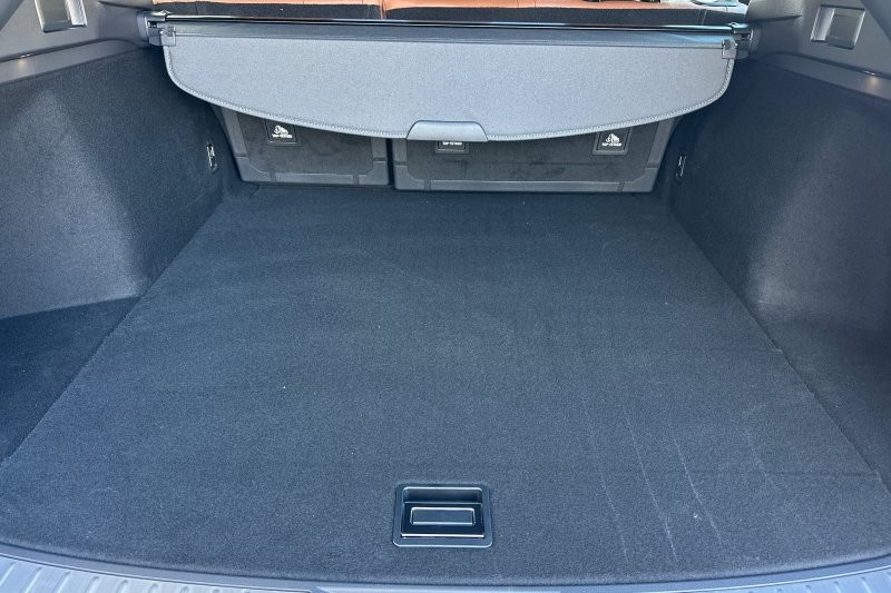 Toyota Crown Signia Vehicle Full-screen Gallery Image 14