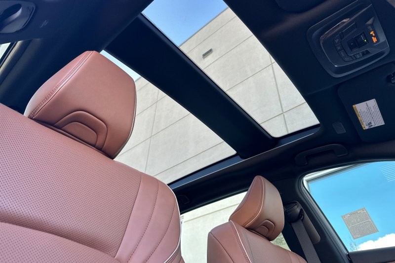 Toyota Crown Signia Vehicle Full-screen Gallery Image 15