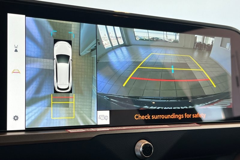 Toyota Crown Signia Vehicle Full-screen Gallery Image 18