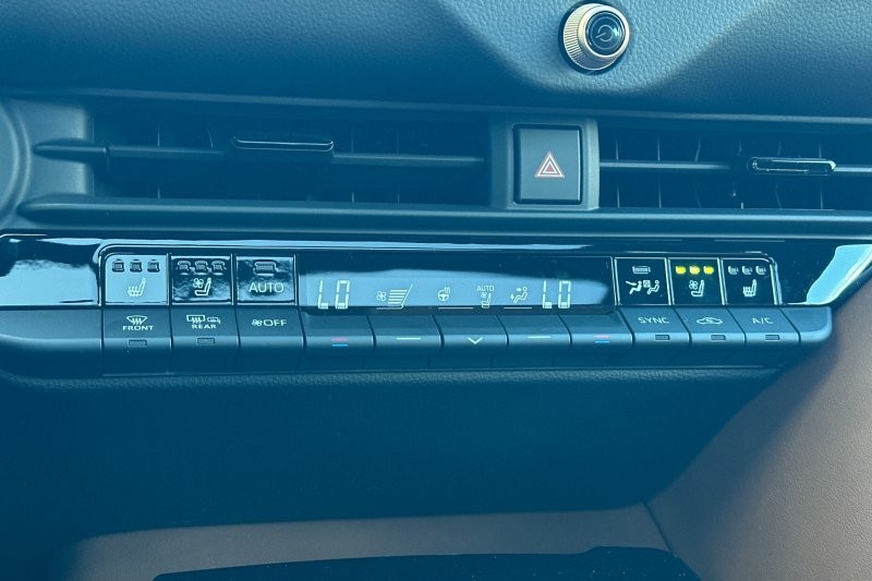 Toyota Crown Signia Vehicle Full-screen Gallery Image 19