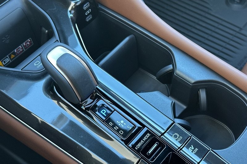 Toyota Crown Signia Vehicle Full-screen Gallery Image 20
