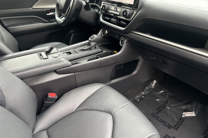 Toyota Grand Highlander Vehicle Full-screen Gallery Image 17