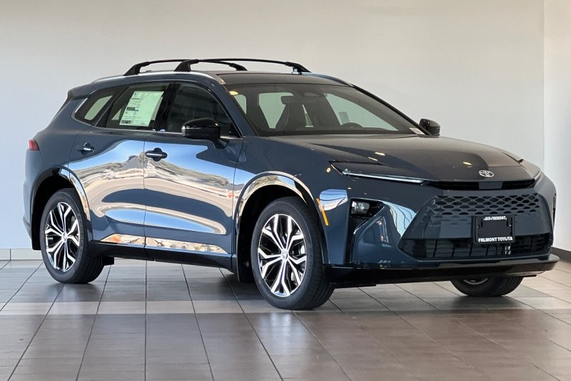 Toyota Crown Signia Vehicle Full-screen Gallery Image 02