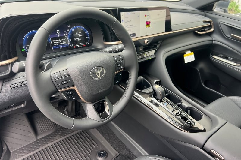 Toyota Crown Signia Vehicle Full-screen Gallery Image 10