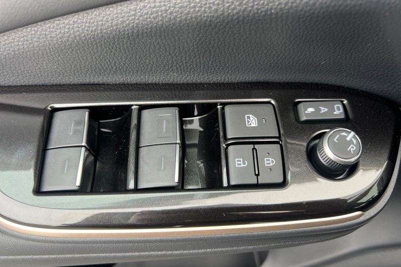 Toyota Crown Signia Vehicle Full-screen Gallery Image 11