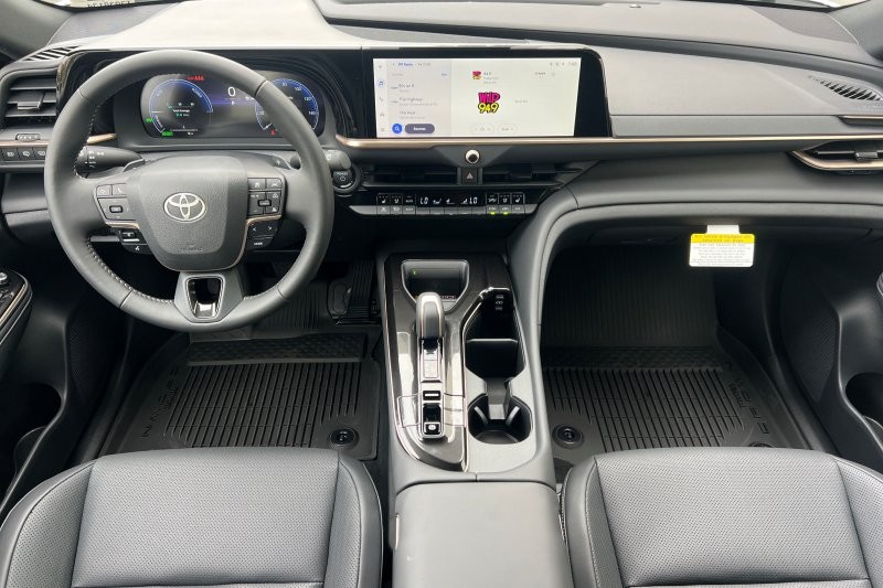 Toyota Crown Signia Vehicle Full-screen Gallery Image 13