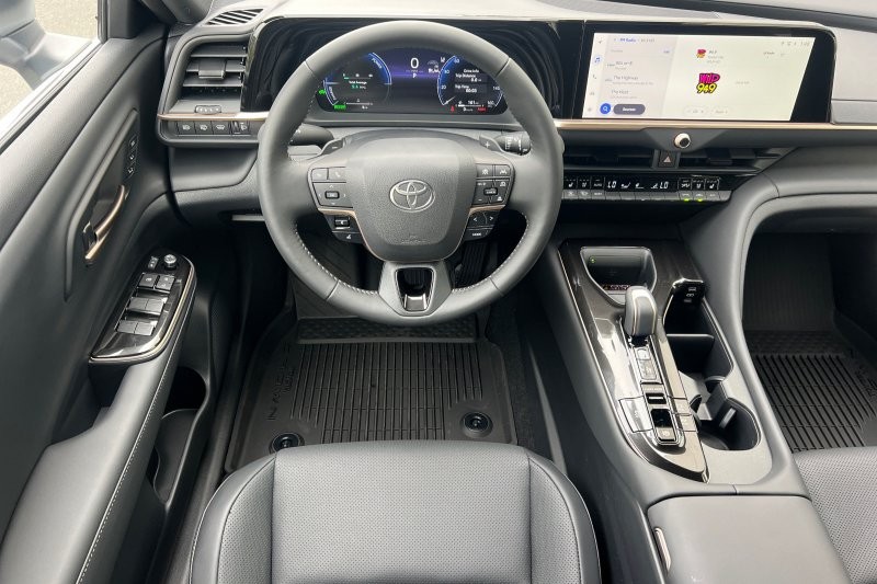 Toyota Crown Signia Vehicle Full-screen Gallery Image 14