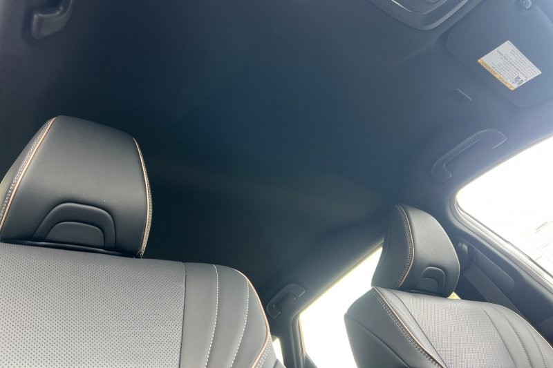 Toyota Crown Signia Vehicle Full-screen Gallery Image 17
