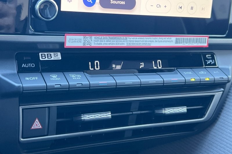 Toyota Camry Vehicle Full-screen Gallery Image 19