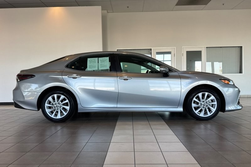 Toyota Camry Vehicle Full-screen Gallery Image 03