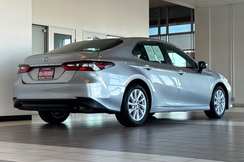 Toyota Camry Vehicle Full-screen Gallery Image 04