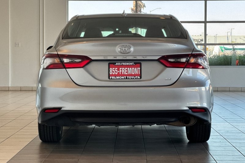 Toyota Camry Vehicle Full-screen Gallery Image 05