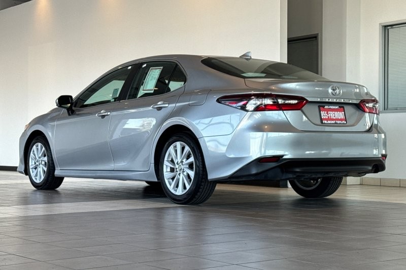 Toyota Camry Vehicle Full-screen Gallery Image 06