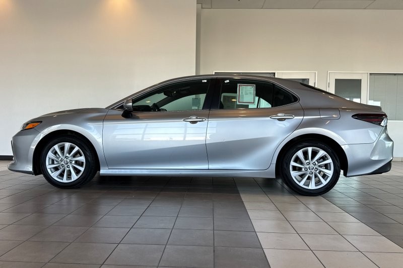 Toyota Camry Vehicle Full-screen Gallery Image 07
