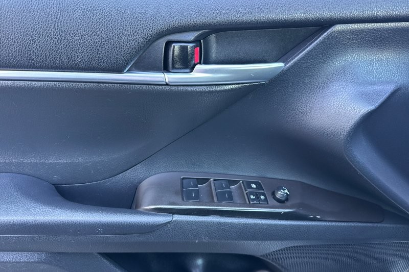 Toyota Camry Vehicle Full-screen Gallery Image 11