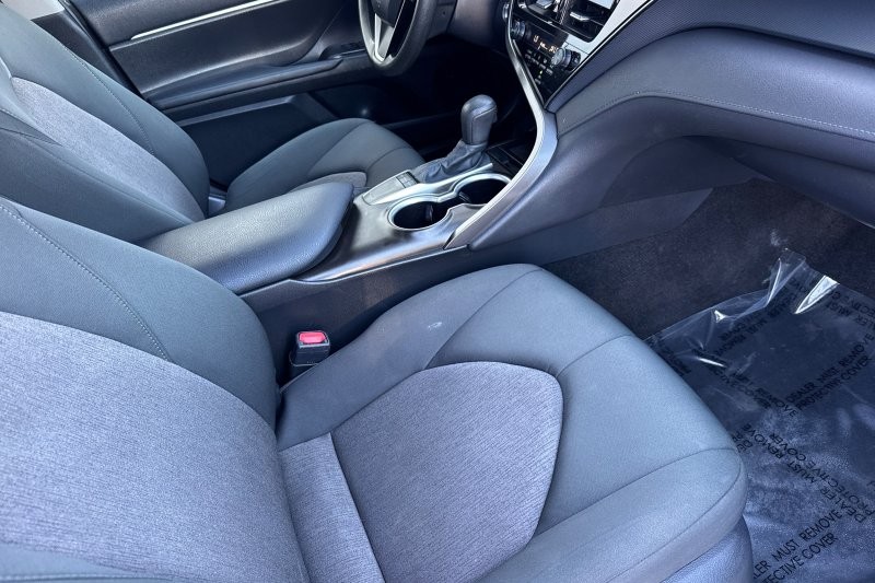 Toyota Camry Vehicle Full-screen Gallery Image 15