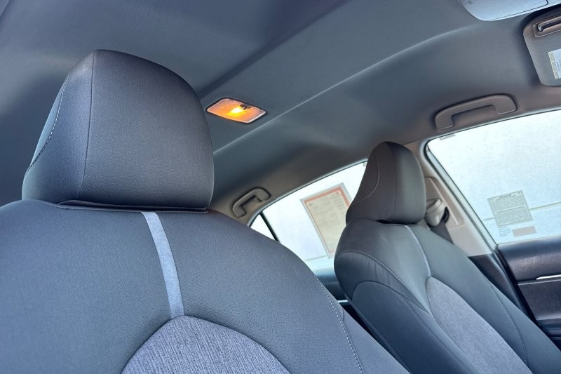 Toyota Camry Vehicle Full-screen Gallery Image 16