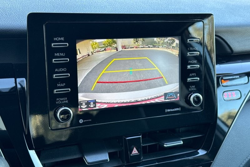 Toyota Camry Vehicle Full-screen Gallery Image 18