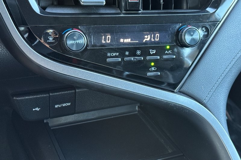 Toyota Camry Vehicle Full-screen Gallery Image 19