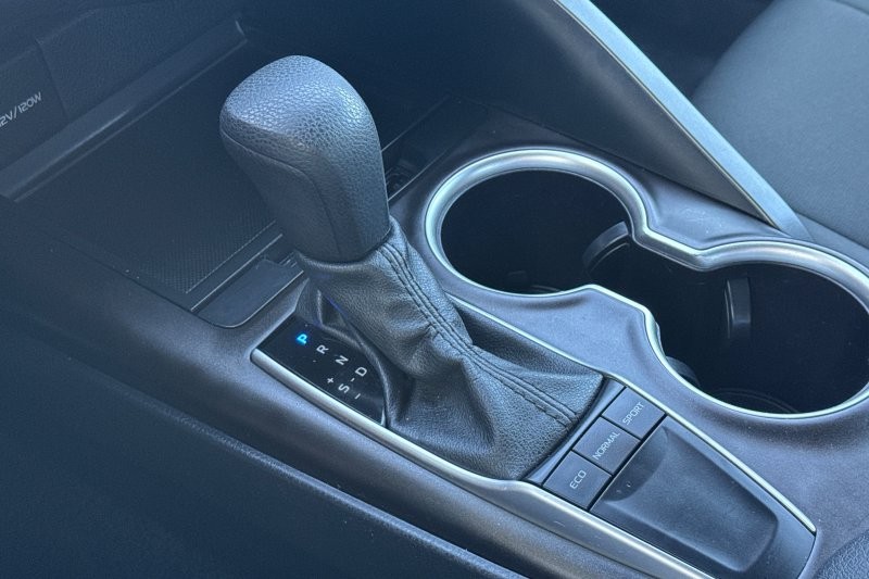 Toyota Camry Vehicle Full-screen Gallery Image 20
