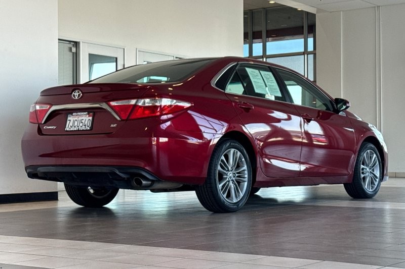 Toyota Camry Vehicle Full-screen Gallery Image 04