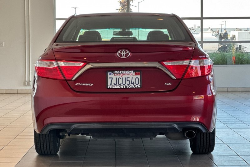 Toyota Camry Vehicle Full-screen Gallery Image 05