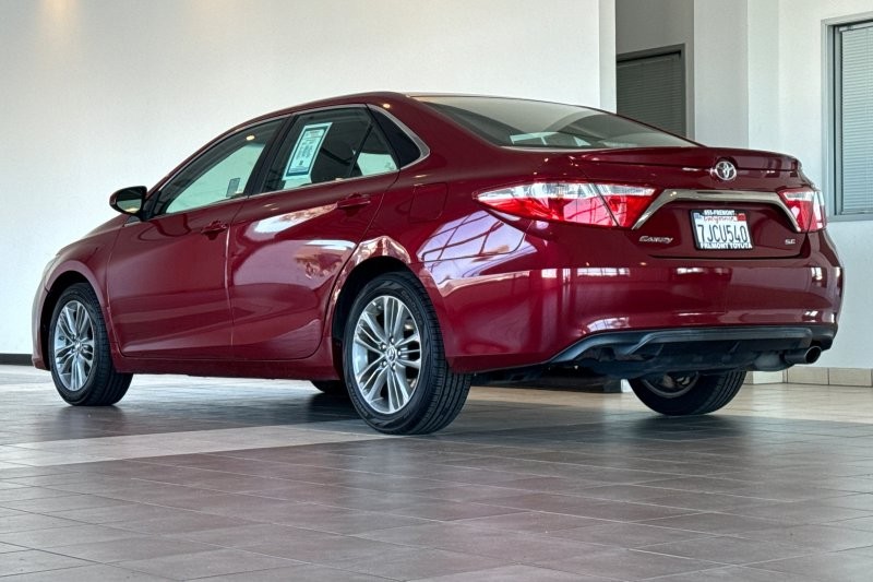 Toyota Camry Vehicle Full-screen Gallery Image 06