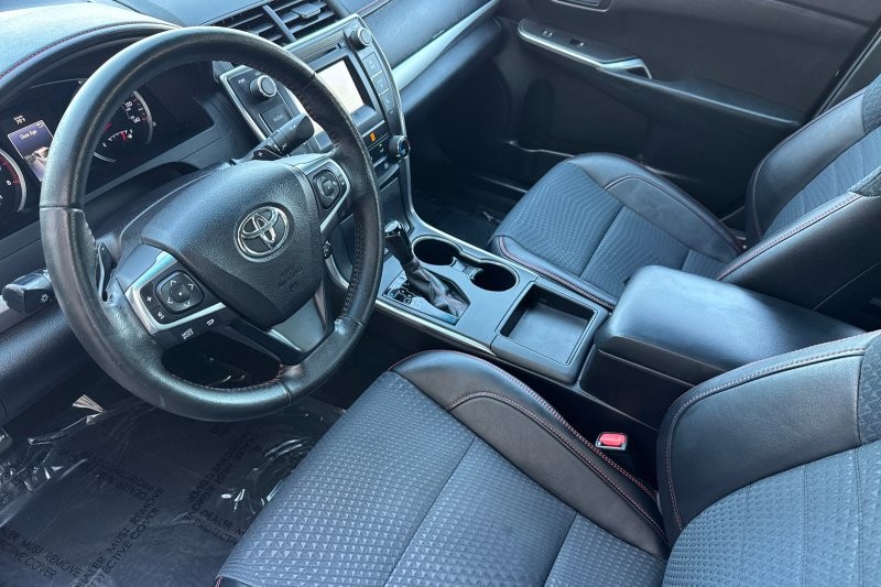 Toyota Camry Vehicle Full-screen Gallery Image 10