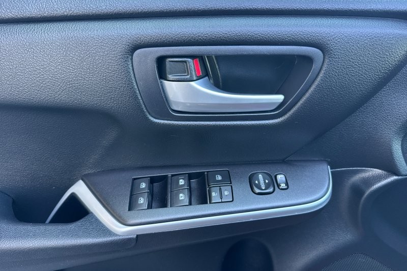 Toyota Camry Vehicle Full-screen Gallery Image 11