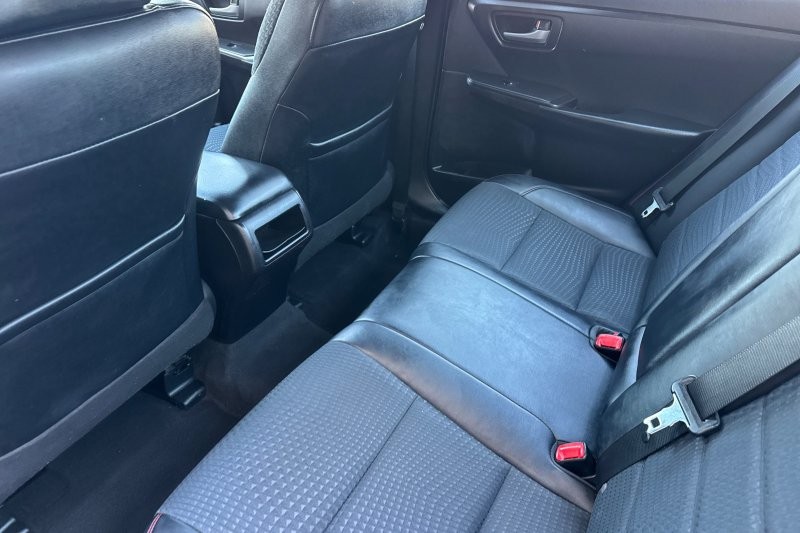 Toyota Camry Vehicle Full-screen Gallery Image 12