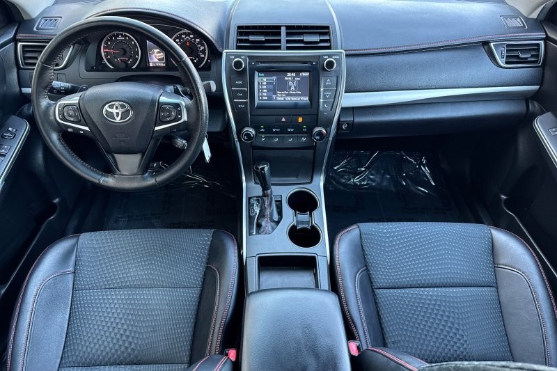 Toyota Camry Vehicle Full-screen Gallery Image 13