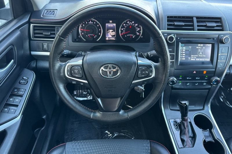 Toyota Camry Vehicle Full-screen Gallery Image 14