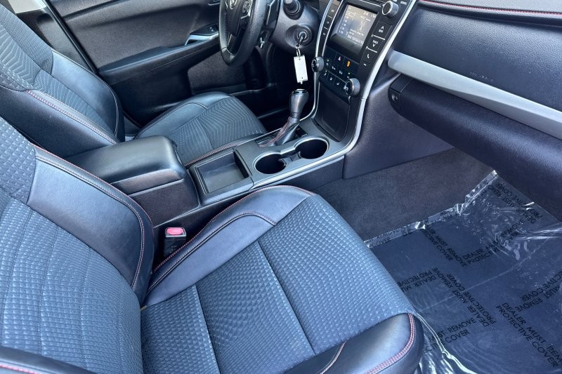 Toyota Camry Vehicle Full-screen Gallery Image 15