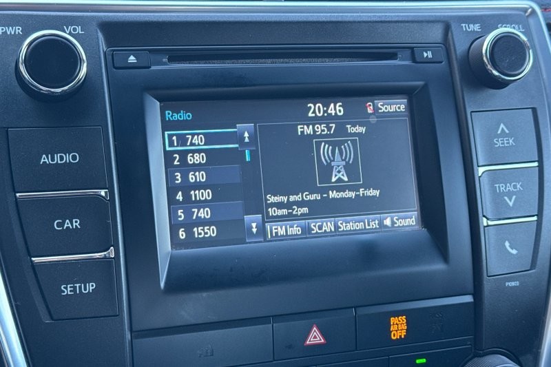 Toyota Camry Vehicle Full-screen Gallery Image 17